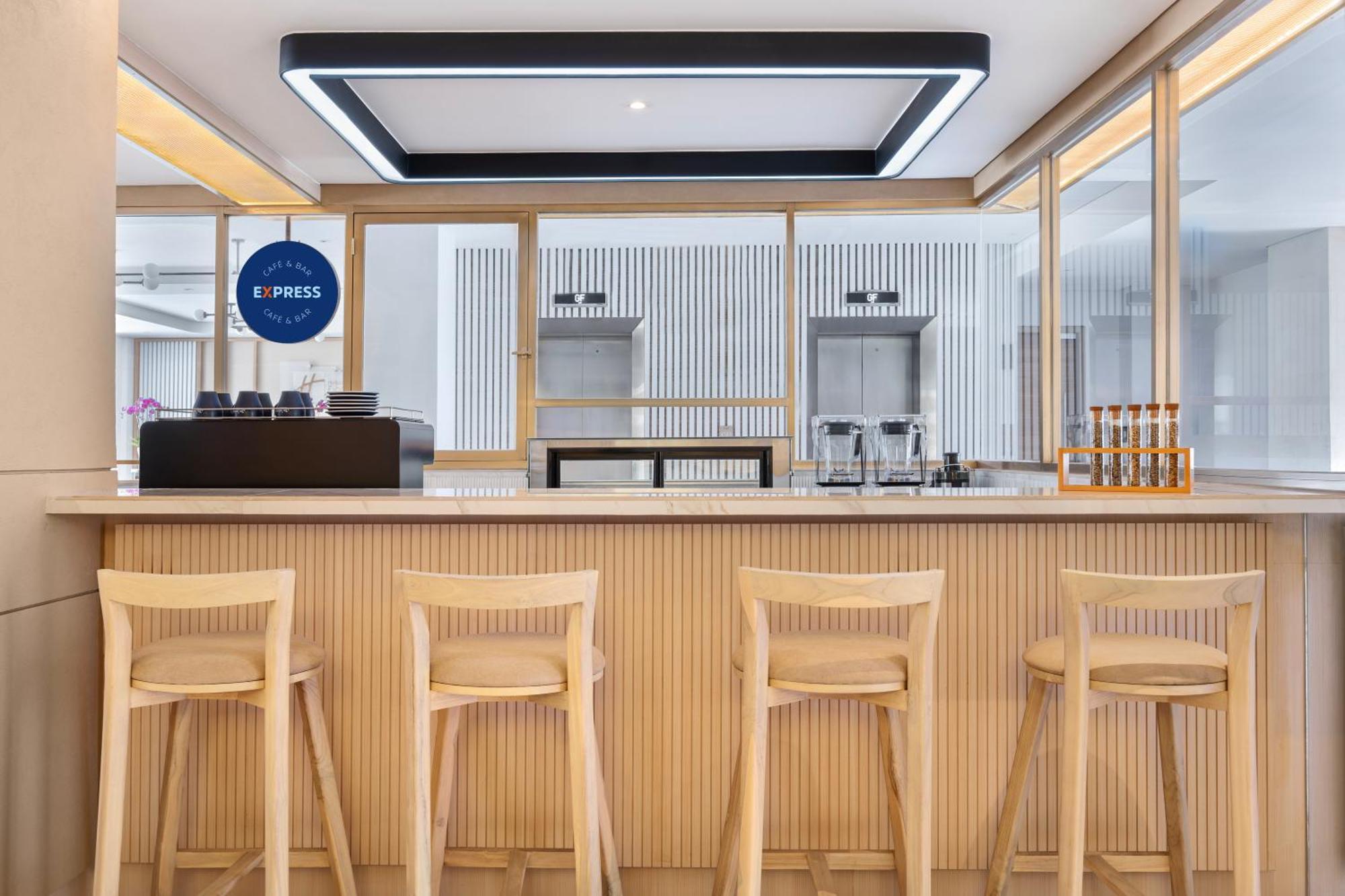 Holiday Inn Express Bali Sunset Road By Ihg Kuta  Exterior photo